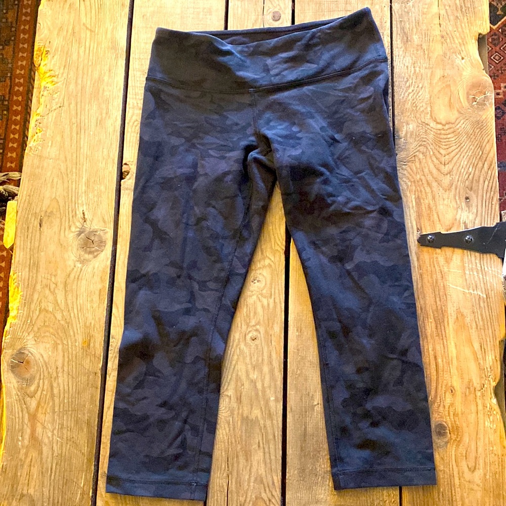 Lululemon Grey/Black Camo Capri Leggings 6